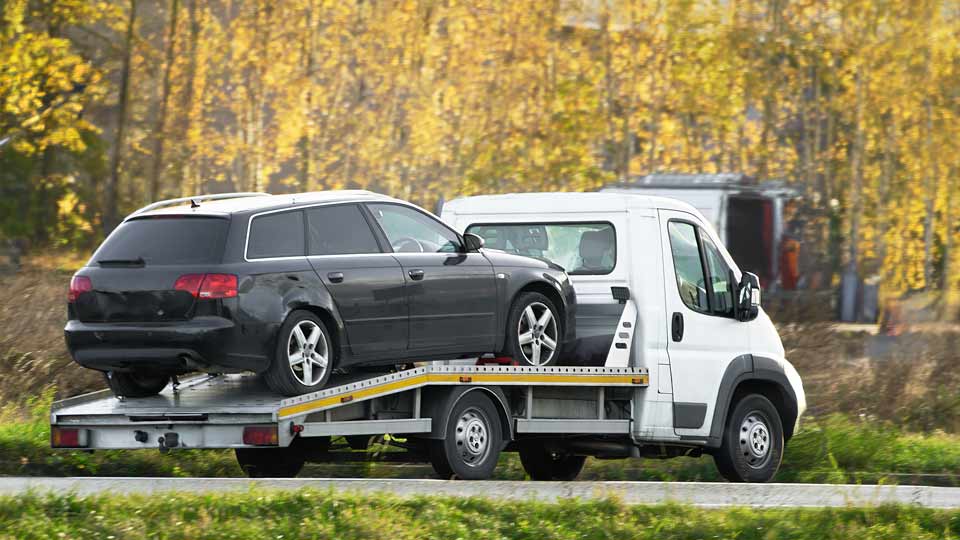 Ein Auto wird auf einem Abschleppwagen verladen und kostenlos bei Autoankauf Krefeld abgeholt 